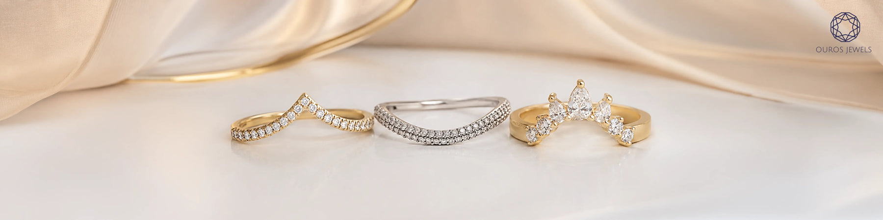 Curved wedding bands for solitaire rings in yellow gold and white gold by Ouros Jewel
