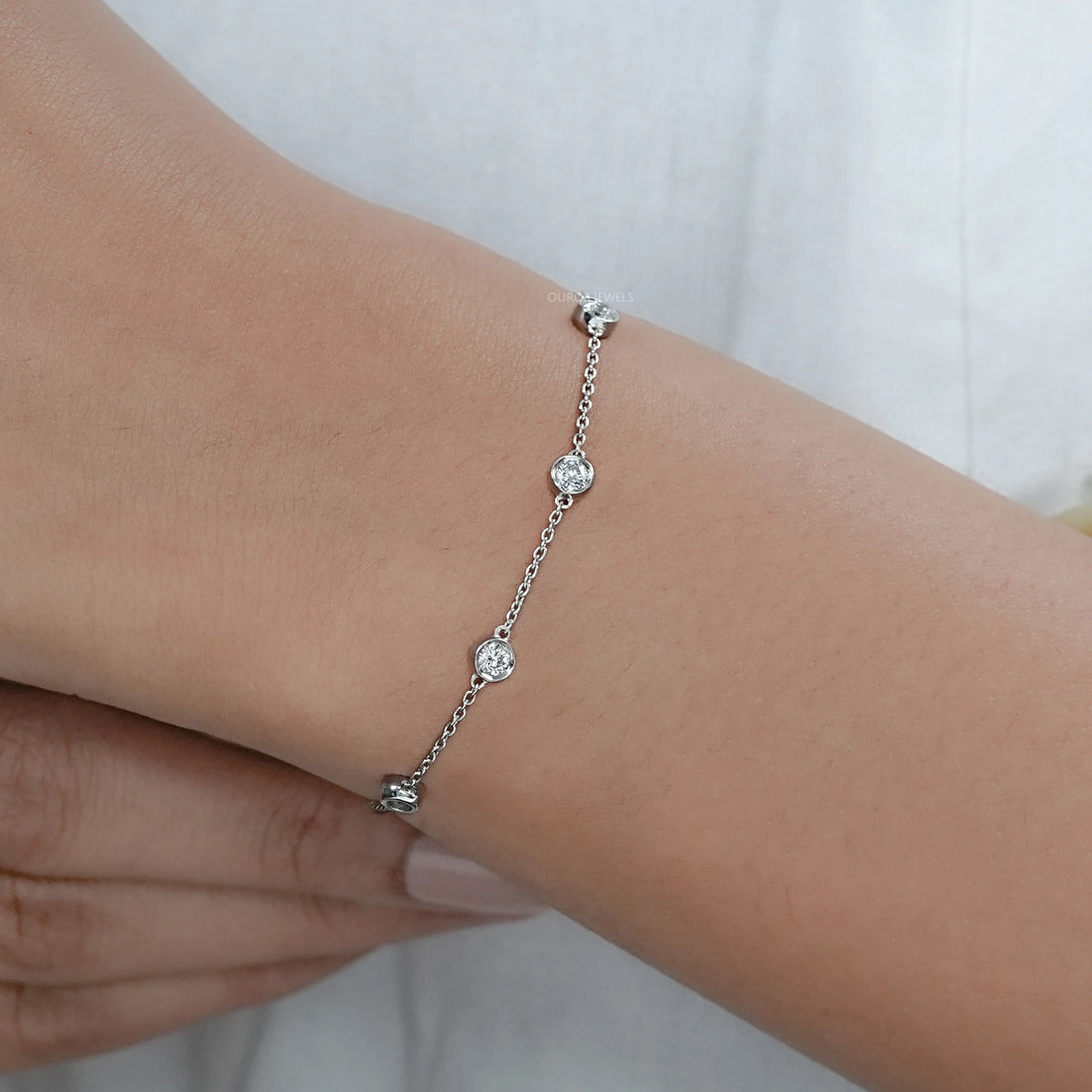 Round Diamond Bezel Set Chain Bracelet Bracelet
