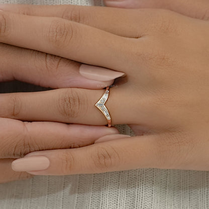 Tappered Baguette And Round Diamond Curved Band