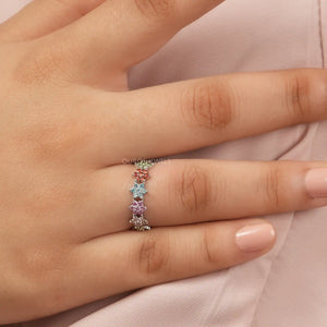 [A Women wearing Flower Shape Round Colored Diamond Wedding Ring]-[Ouros Jewels]