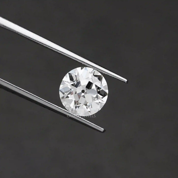 IGI certified round loose diamond holded with tweezer 