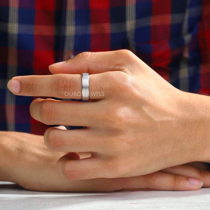 round cut gemstone inside men's diamond wedding band white gold in finger