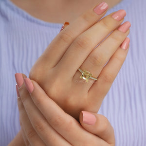 [A Women wearing Semi Mount Round Diamond Ring]-[Ouos Jewels]