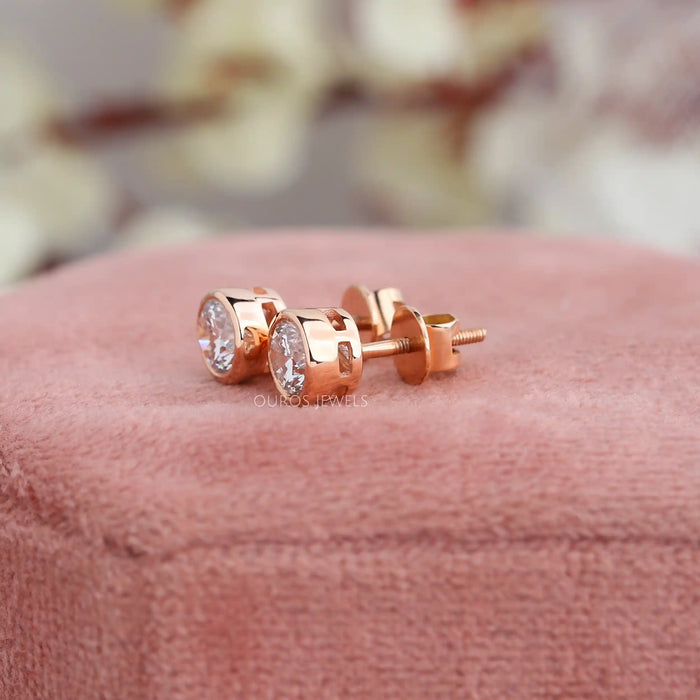 round diamond studs in yellow gold 
